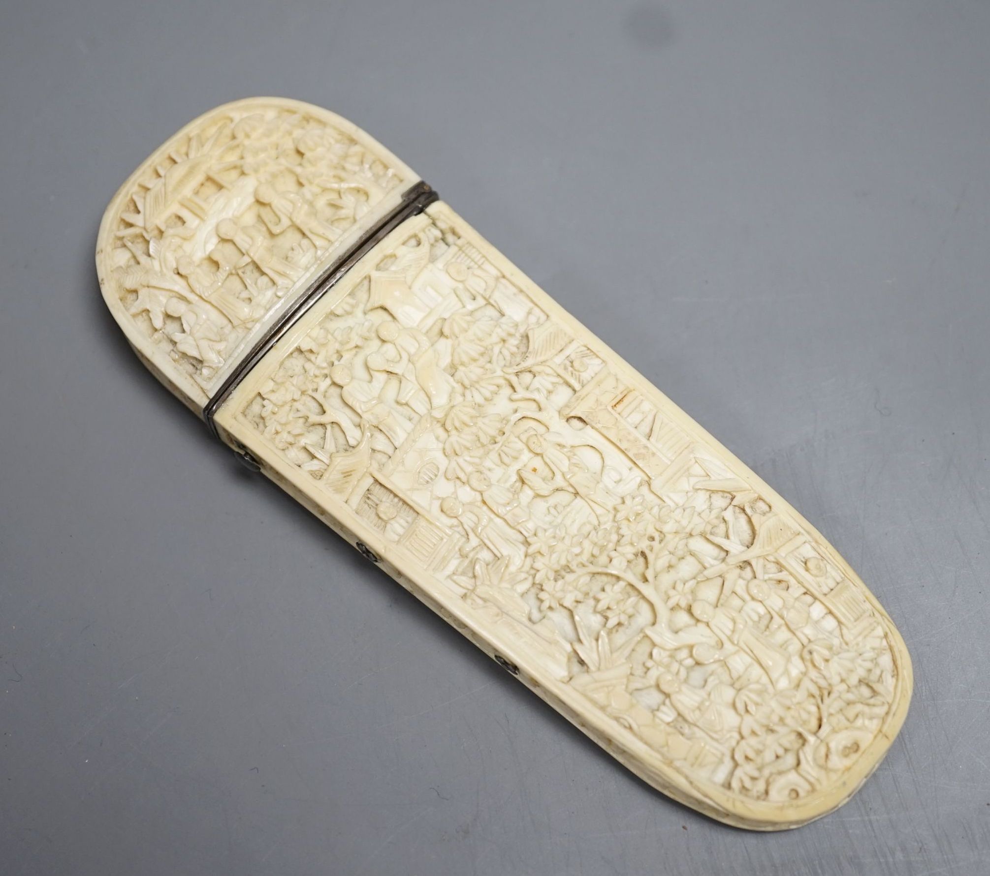 A 19th century Chinese export ivory spectacle case 14cm